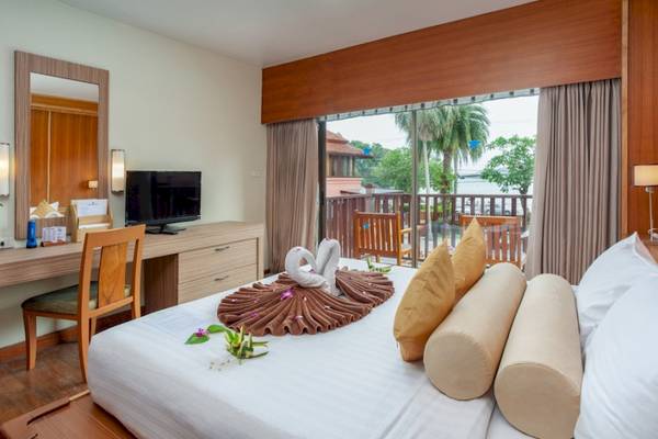 Hotelzimmer im Seaview Patong mit Bett, Schreibtisch, Fernseher und Balkon