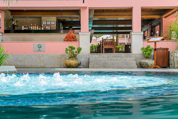 Schwimmbad vor dem Seaview Patong Hotel mit Bar und Sonnenliegen