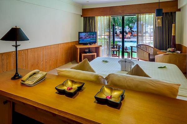 Innenansicht eines Zimmers im Seaview Patong Hotel mit Bett, Fernseher und Telefon.
