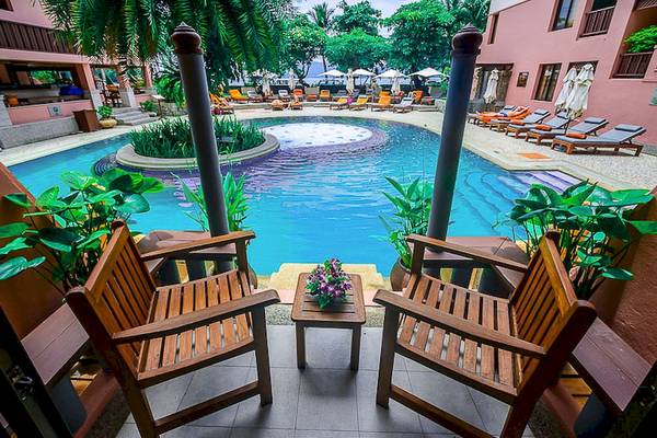 Zwei Holzstühle vor dem Pool im Seaview Patong Hotel
