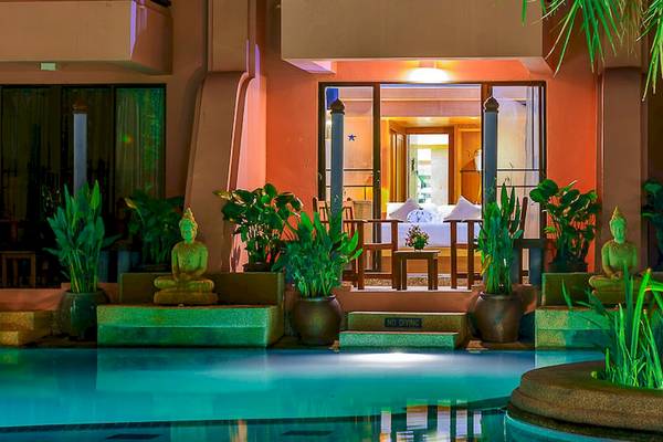 Pool mit Buddha-Statuen vor dem Seaview Patong Hotel