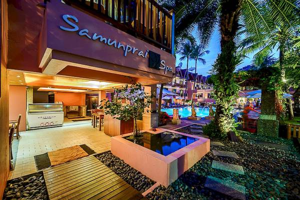 Außenansicht des Seaview Patong Hotels mit Eingang und Poolbereich bei Nacht