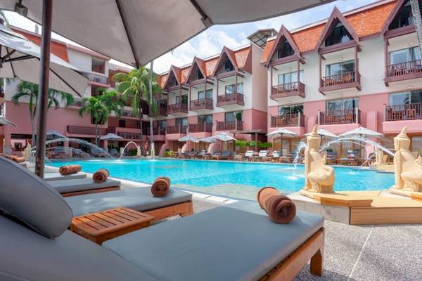 Außenpool mit Liegen und Sonnenschirmen im Seaview Patong Hotel