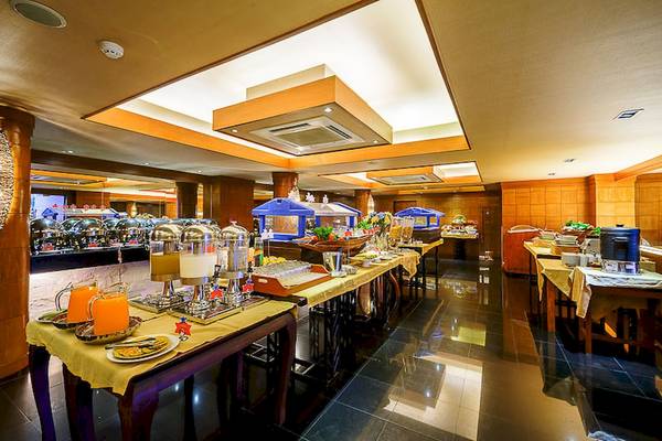 Frühstücksbuffet im Seaview Patong Hotel mit verschiedenen Gerichten und Getränken.