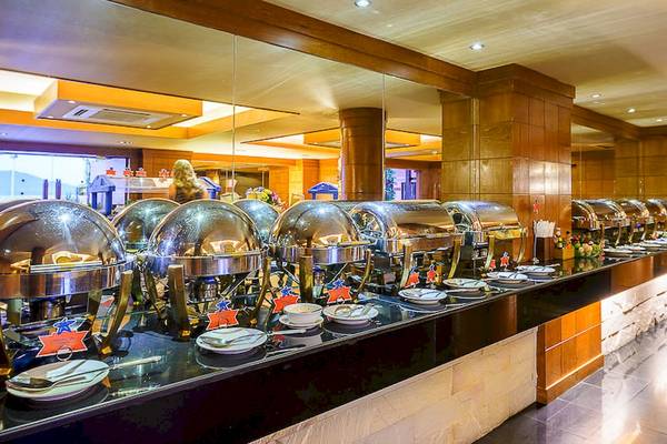 Buffettisch im Seaview Patong Hotel mit vielen Speisen in Silberschüsseln.