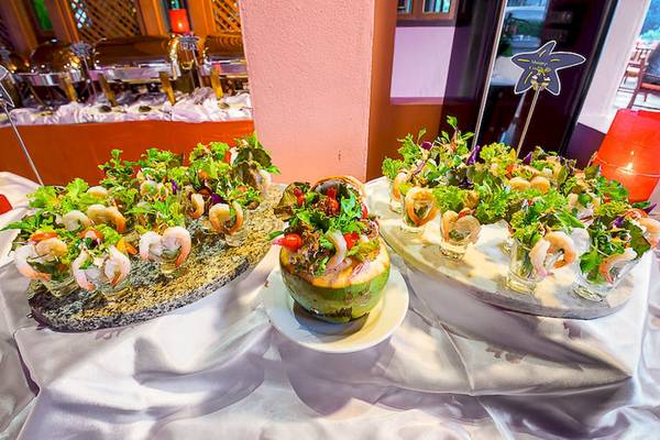 Buffet-Tisch im Seaview Patong Hotel mit Shrimp-Cocktails und Salat.