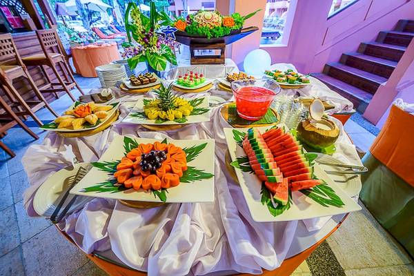 Frühstücksbuffet im Seaview Patong Hotel mit verschiedenen Früchten und Desserts.