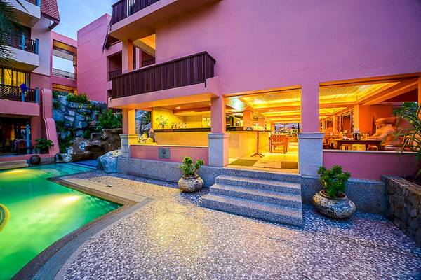 Außenansicht des Seaview Patong Hotels mit Swimmingpool und beleuchteten Eingängen.