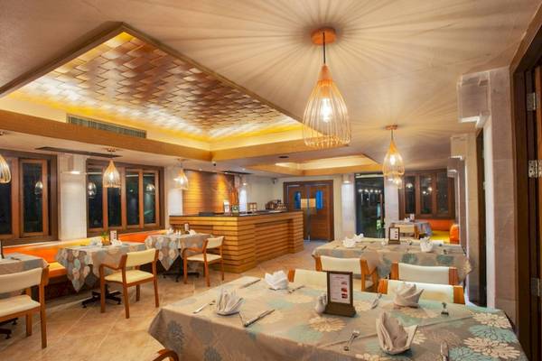 Innenansicht des Seaview Patong Restaurants mit gedeckten Tischen und Barbereich
