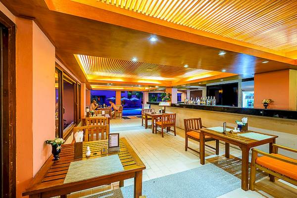 Innenbereich des Seaview Patong Hotels mit Restaurantbereich und holzfarbenen Möbeln.