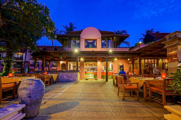 Außenbereich des Seaview Patong Hotels bei Nacht mit beleuchteten Tischen und Stühlen.