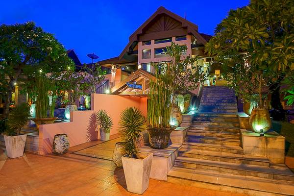 Außenansicht des Seaview Patong Hotels bei Nacht mit beleuchteten Stufen und Topfpflanzen.