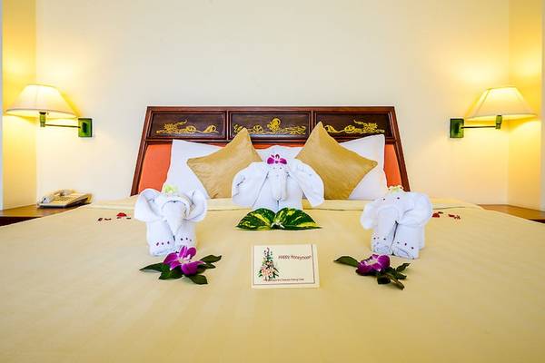 Hochzeitsbett mit Elefanten im Seaview Patong Hotel, mit Blumen und Karte.