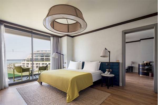 Schlafzimmer im Voyage Belek Golf & Spa Hotel mit Blick auf den Golfplatz und das Meer