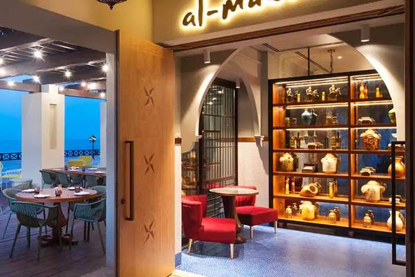 Restaurantbereich des Hilton Ras Al Khaimah Beach Resort mit Blick auf den Ozean und dekorierten Tischen