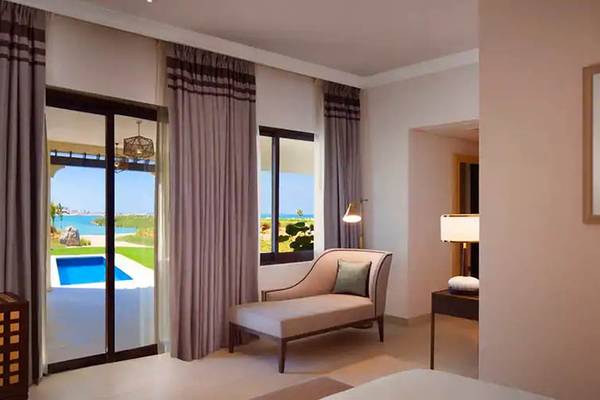 Zimmer im Hilton Ras Al Khaimah Beach Resort mit Blick auf den Pool und den Ozean