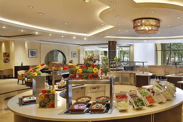 Buffet im Hilton Ras Al Khaimah Beach Resort mit verschiedenen Salaten und Obst.