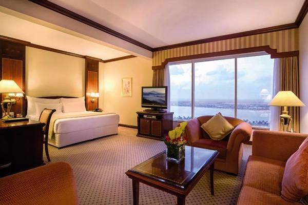 Suite-Zimmer im Corniche Hotel Abu Dhabi mit Blick auf das Meer.