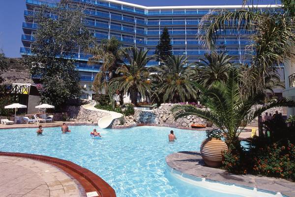 Außenpool des Calypso Beach Hotels mit mehreren Schwimmern und einer Wasserrutsche.