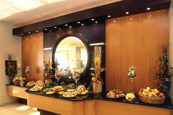 Buffettisch im Calypso Beach Hotel mit verschiedenen Speisen und Dekorationen.