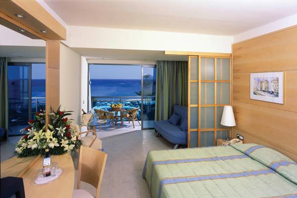 Hotelzimmer im Calypso Beach Hotel mit Blick auf den Ozean und Balkon