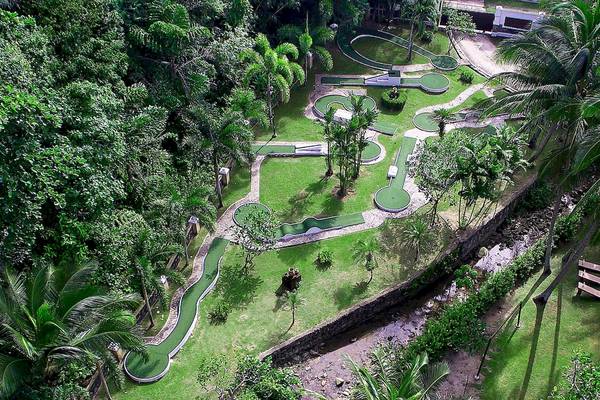 Luftaufnahme des Minigolfplatzes im Le Meridien Phuket Beach Resort.