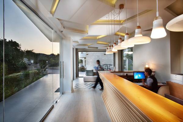 Innenansicht der Lobby von Annas House Hotel mit Rezeption, Tisch und Personen