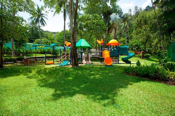 Kinderspielplatz im Le Meridien Phuket Beach Resort mit bunten Spielgeräten und Schatten