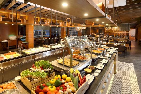 Buffetbereich im Le Meridien Phuket Beach Resort mit verschiedenen Gerichten und Salaten.