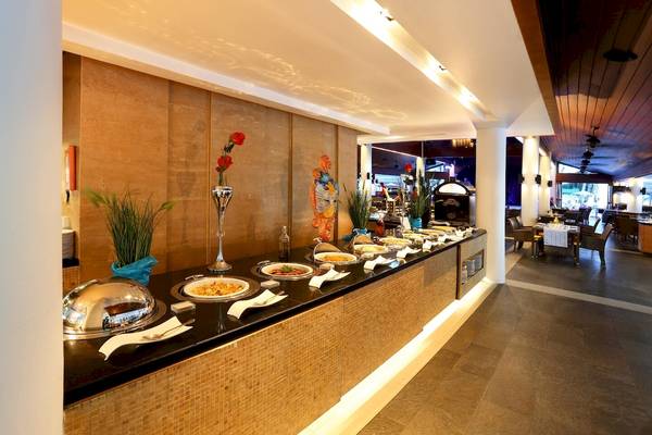 Buffetbereich im Le Meridien Phuket Beach Resort mit verschiedenen Speisen und Dekor.