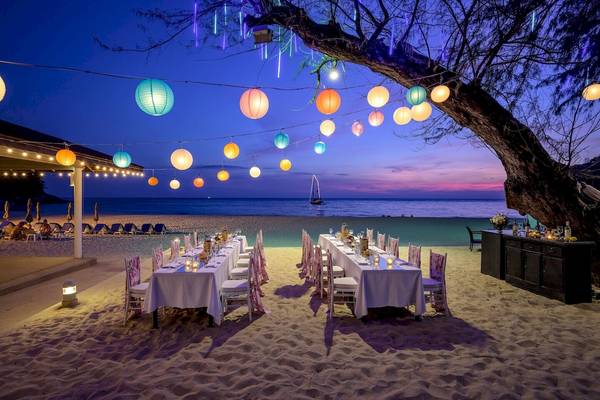 Le Meridien Phuket Beach Resort Abendessen auf dem Strand mit farbigen Laternen.