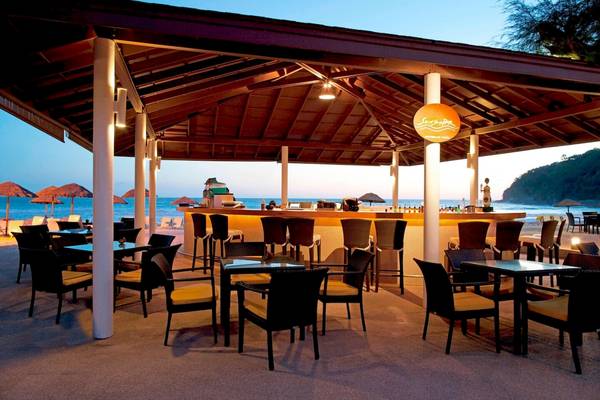 Le Meridien Phuket Beach Resort Sunset Bar mit Tischen und Stühlen am Strand