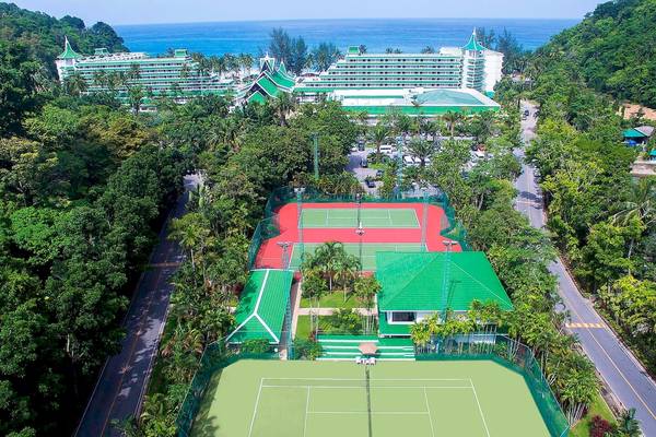Le Meridien Phuket Beach Resort Tennisplätze aus der Luft mit Blick auf das Meer und das Resort