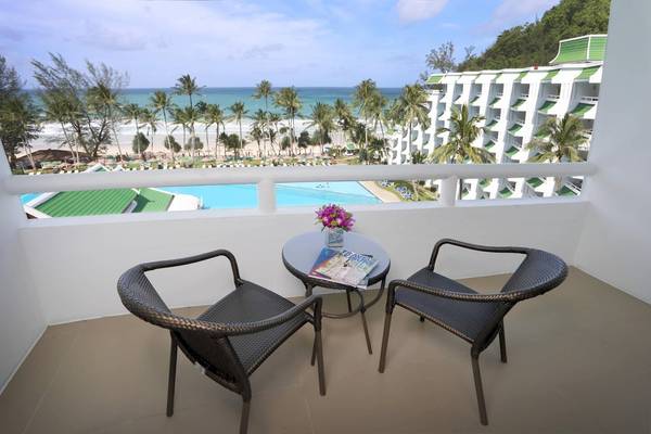 Balkon des Le Meridien Phuket Beach Resort mit Blick auf den Pool und das Meer.