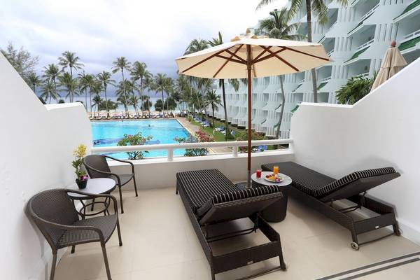 Terrasse des Le Meridien Phuket Beach Resorts mit Blick auf den Pool und das Meer.