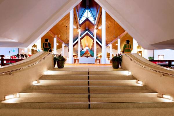 Treppen im Foyer des Le Meridien Phuket Beach Resorts mit Beleuchtung und Statuen.