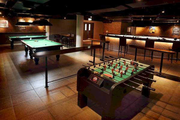 Spielbereich im Le Meridien Phuket Beach Resort mit Billardtischen und Tischfußball