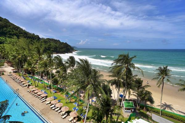 Le Meridien Phuket Beach Resort: Aussicht auf den Strand mit Palmen, Sonnenliegen und einem großen Swimmingpool.
