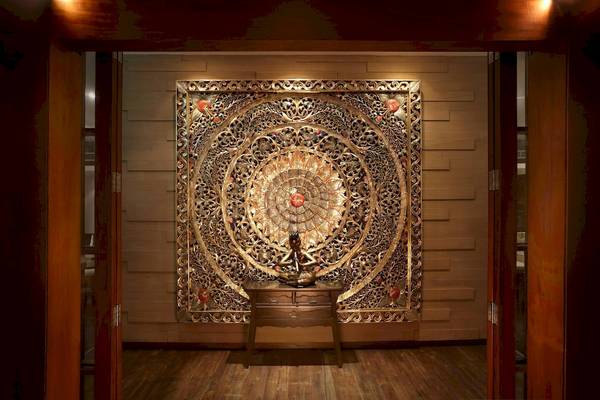 Eingang des Le Meridien Phuket Beach Resorts mit Buddha-Statue und Wandverzierung