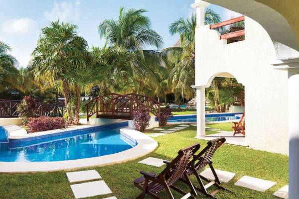 Außenpool und Gartenbereich des El Dorado Royale Spa Resorts von Karisma
