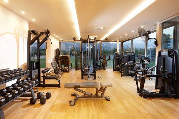 Fitnessraum im Anna's House mit verschiedenen Trainingsgeräten und Geräten.