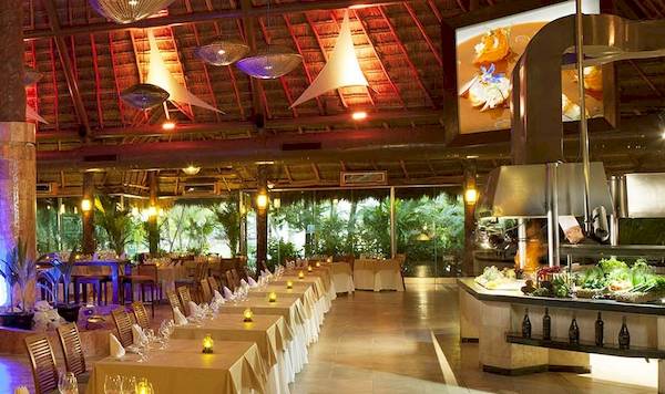 Innenbereich des El Dorado Royale a Spa Resort by Karisma Hotel mit gefüllten Tischen und Stühlen.