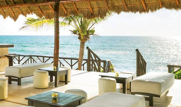 Außenbar des El Dorado Royale a Spa Resort mit Blick auf das Meer und tropischer Dekoration.