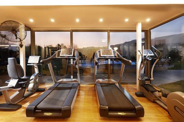 Fitness-Center von Anna's House mit Laufbändern und anderen Geräten.