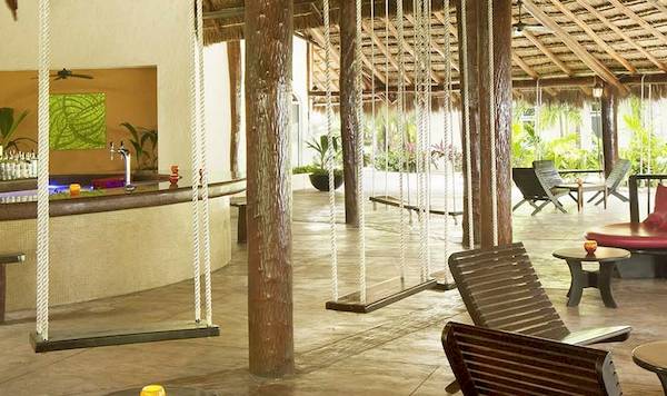 Barbereich des El Dorado Royale a Spa Resort by Karisma mit Hängestühlen und Sitzgelegenheiten.