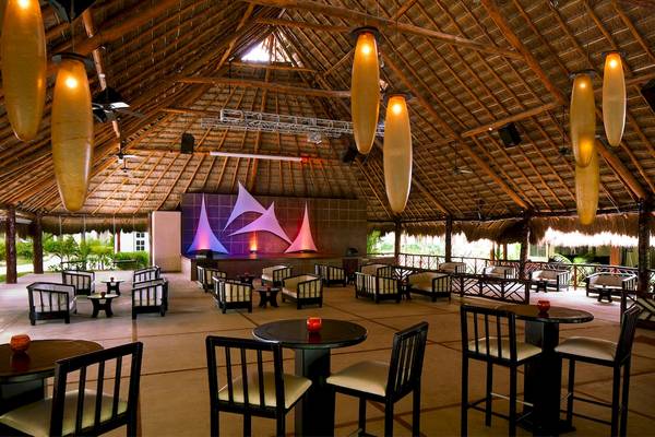 Innenbereich des El Dorado Royale Spa Resorts mit Lounge-Stuhl-Arrangements und zentraler Bühne.