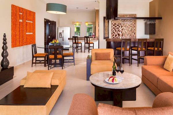 Innenbereich des El Dorado Royale Spa Resorts mit Wohnzimmer, Essbereich und Bar.