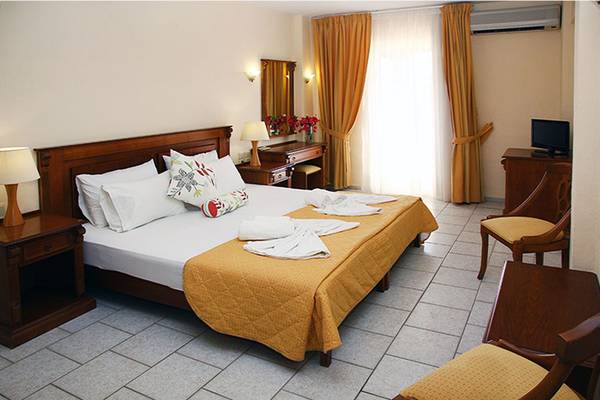 Ein Doppelbett in einem eleganten Hotelzimmer im Alexander House Hotel.