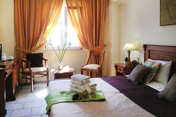 Zimmer im Alexander House Hotel mit Bett, Fenster und Dekor.