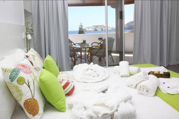 Zimmer im Alexander House mit Blick auf einen Balkon und das Meer